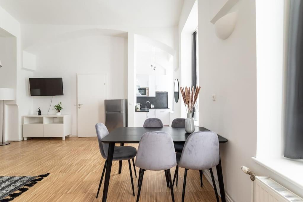 Apartment Family 2br Oasis Steps From By Hm Wien
