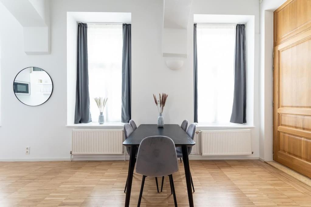 Family 2br Oasis Steps From By Hm Apartment Wien